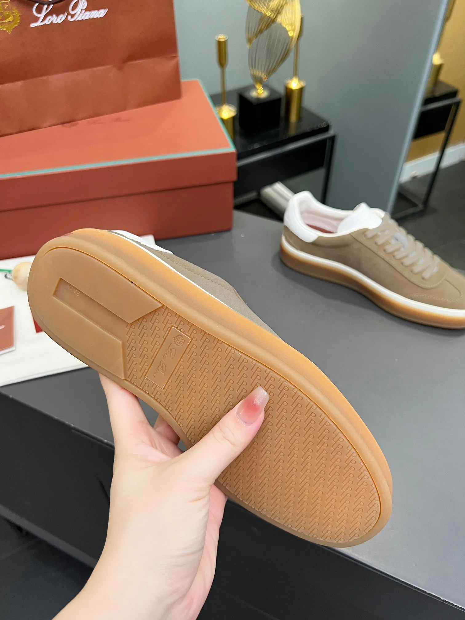 Men's shoes 💰600 purchasing agent, high version 🦅⛳️ Italy [Loro Piana] Tennis walk series LP couple's moral training shoes casual sports shoes sneakers 🎁🎁 Original purchase development and production This new suede tennis shoe adopts an ultra-low design, suitable for wearing all year round 👫👫 The wrapped sole creates an effortlessly attractive color combination that harmoniously blends functionality with understated style, making it the ideal shoe for urban wear. Soft calfskin tongue with Kummel color insert at the heel, cotton lace upper with embossed LP logo, cowhide suede sole, rubber-lined calfskin ✦Upper: imported first-layer cowhide➕customized original cowhide ✦lining: cowhide lining➕cowhide insole ✦sole: original molded TPR ultra-light outsole ✦packaging: original complete package ✦Female size: 35--40 ✦Male size: 39--45